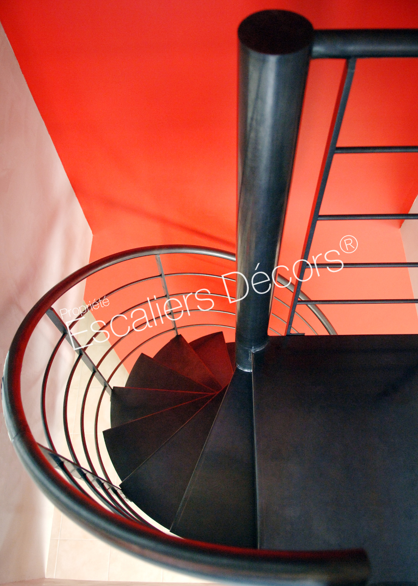 Photo SH11 - Gamme Initiale - SPIR'DÉCO® Contemporain sans limon. Escalier d'intérieur métallique semi-standard de style industriel. Vue 2